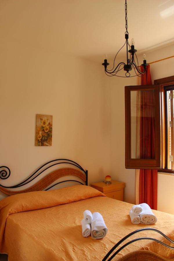 Casa Vacanze Libeccio - Villetta Con Giardino E Piscina Condominiale Кустоначи Экстерьер фото